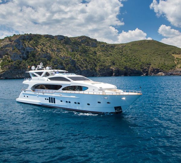 Motor Yacht MADNESS - Underway