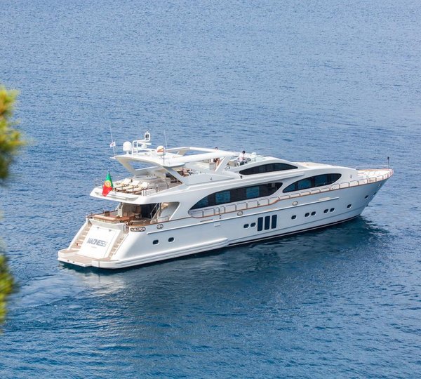 Motor Yacht MADNESS - Stern view