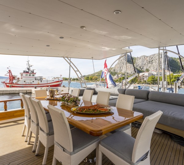 Al Fresco Dining Set Up