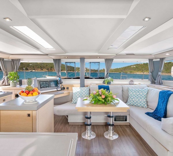 Superyacht LUNA BLISS Main Salon