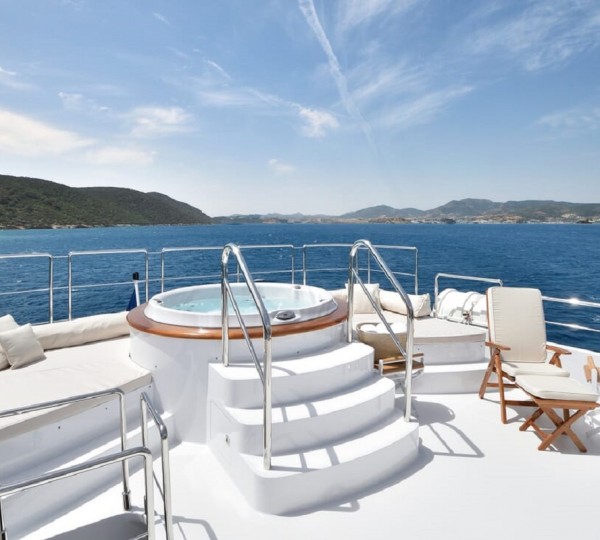 Flybridge jacuzzi