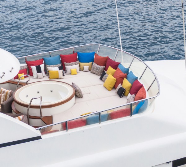 Stunning flybridge with jacuzzi