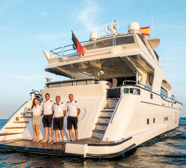 Motor yacht DANGLETARRE - Stern view