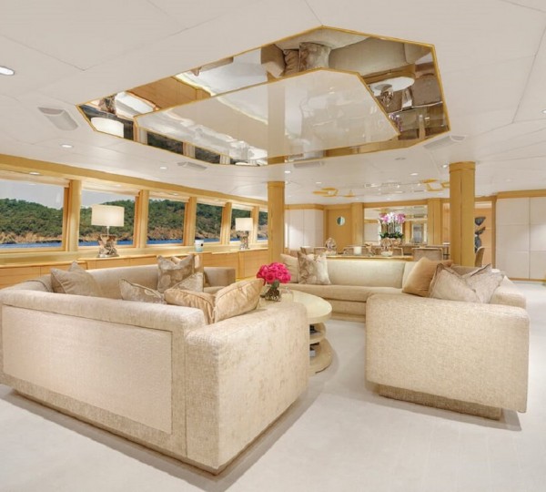 Light and spacious main salon