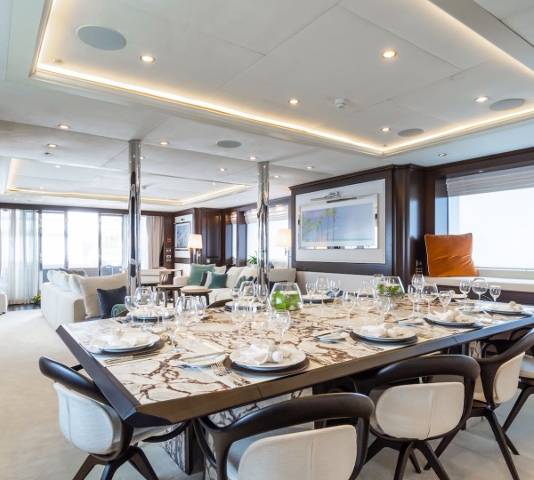 Main salon dining view aft