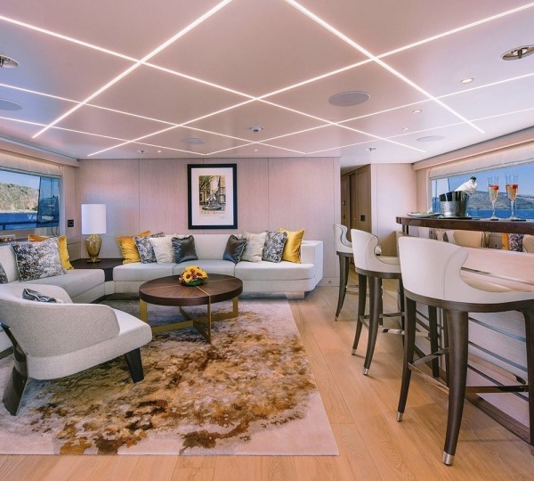 Upper Deck Salon And Bar