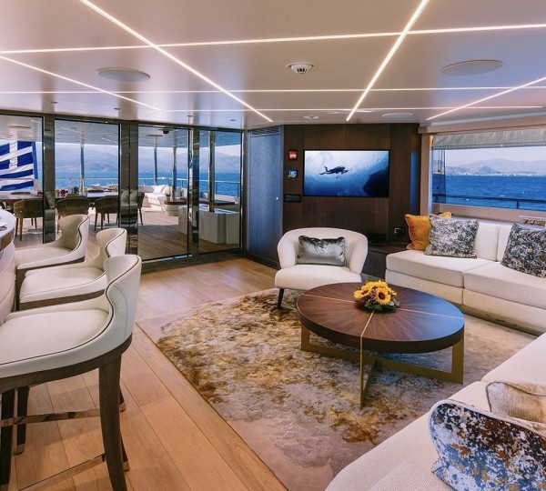 Upper Deck Salon And Bar