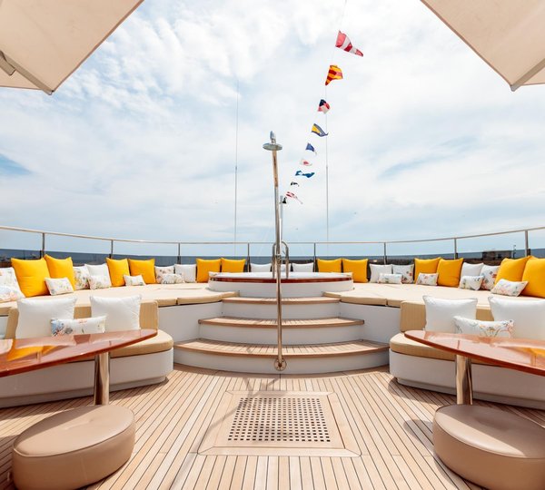 Sundeck with jacuzzi