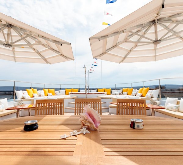 Alfresco dining on the sundeck