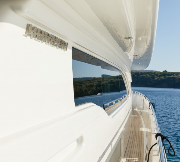 Side deck to the bow