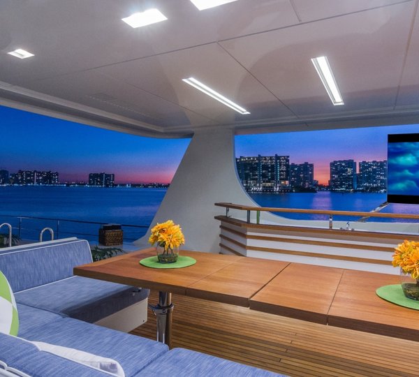 Alfresco Dining On The Sundeck