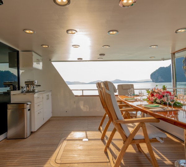 Aft deck with alfresco dining