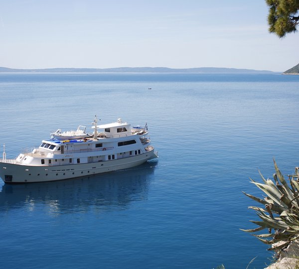 Charter Luxury Supueryacht La Perla In The Mediterranean