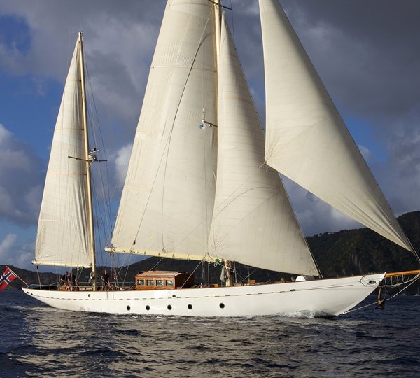 Classic Sailing Yacht SINCERITY - Sailing