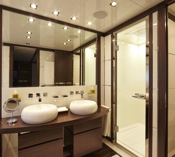 Double Guest Cabin - Bathroom
