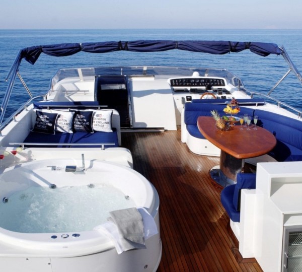 Exterior Relaxation Area With Bath