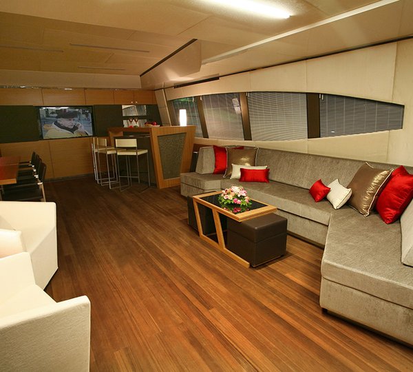 INTERIOR - WIDE SALON