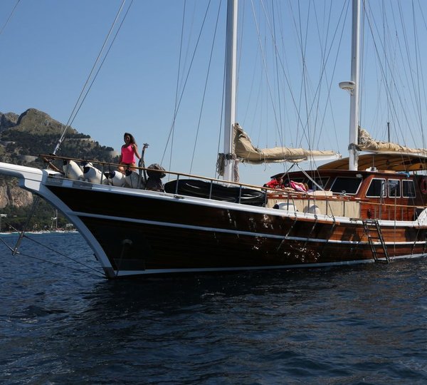 LADY CHRISTA Exterior