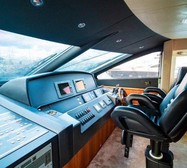 LI JOR Interior - Bridge