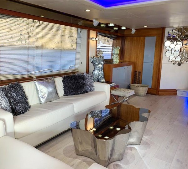 LI JOR Interior - Main Living Area