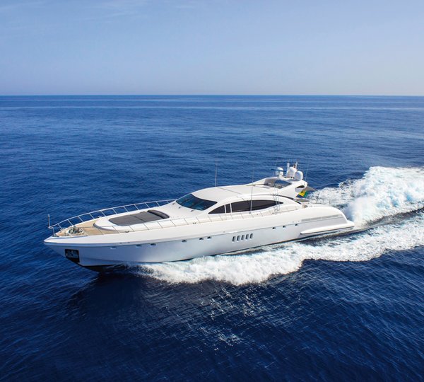 Mangusta 108 Yacht FOUR FRIENDS - Underway