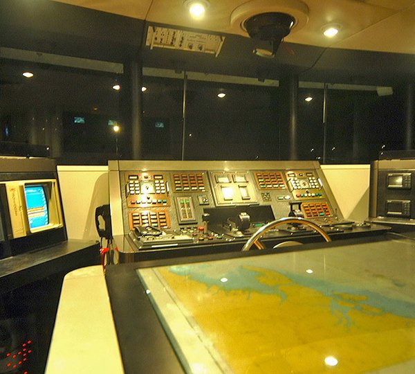 Motor Yacht Lady Arraya -  Wheelhouse