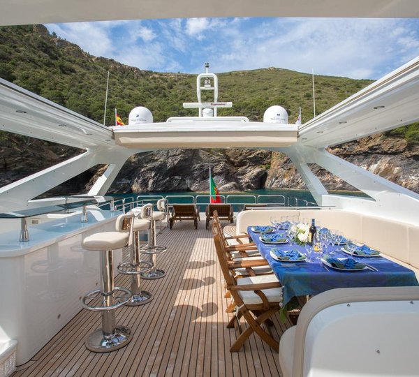 Alfresco dining and cocktail bar