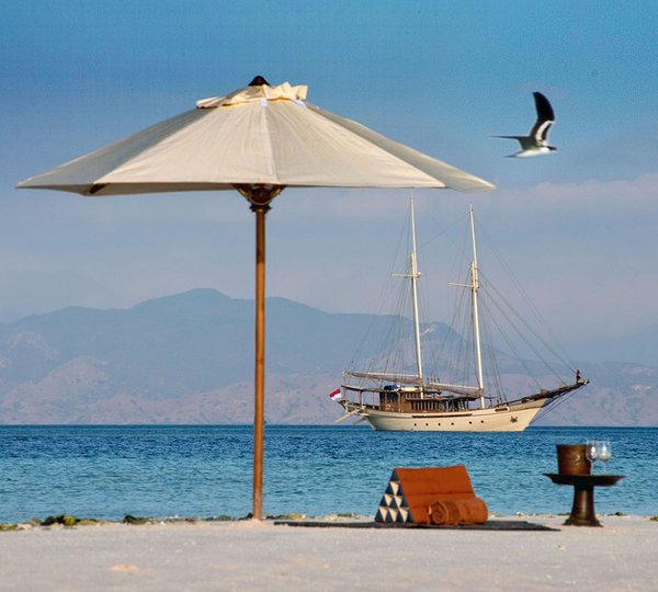 SI DATU BUA -  Spotted From The Beach