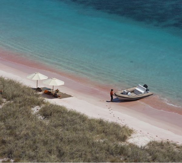 SI DATU BUA Tender Arrives At Pink Beach