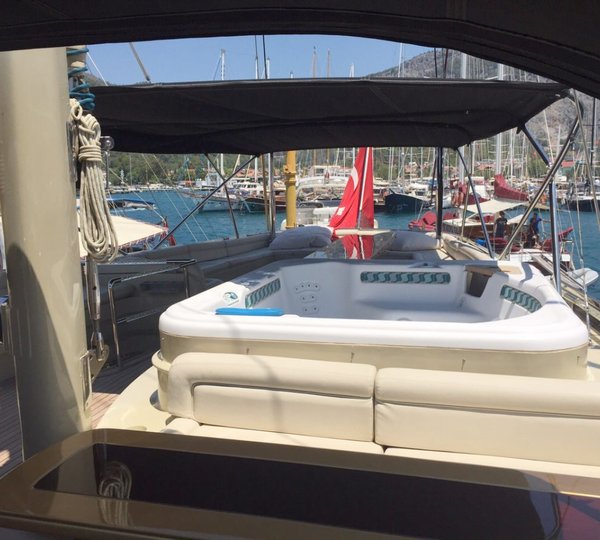 SUHEYLA SULTAN Sundeck