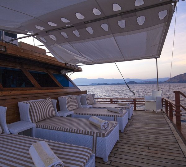 Samata Luxury Indonesian Phinisi Charter Yacht Sunpads