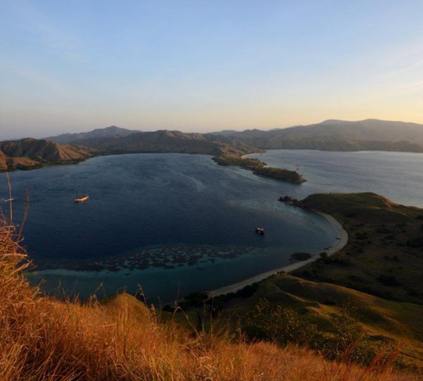 Spot SI DATU BUA  In The Background In Komodo