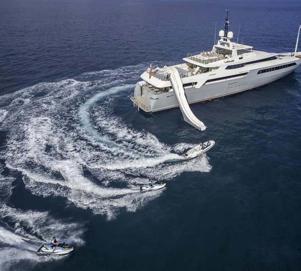 VICKY Exterior With Slide And Tender