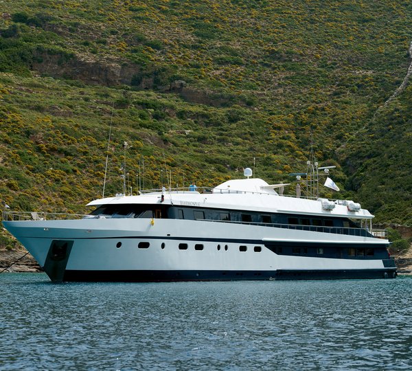 Yacht HARMONY G - In Greece