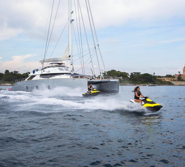 Yacht Hutiane Catamaran - Jet Skis