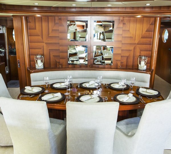 Yacht JULIA DOROTHY Dining