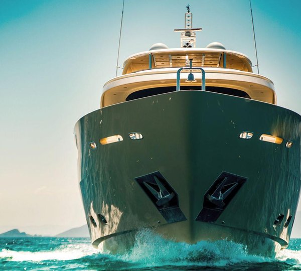 Yacht MY Steel - Bow Underway