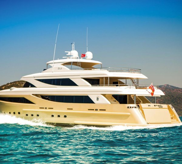 Yacht MY Steel - Underway Aft