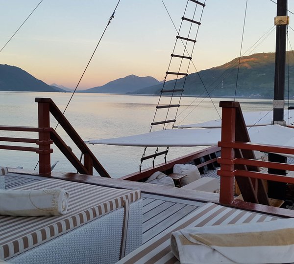 Yacht SAMATA, Indonesia - Sunloungers