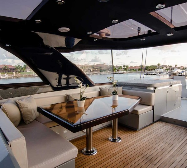 Alfresco Dining On Flybridge