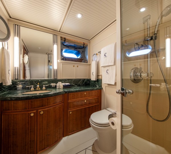 Bathroom  ©YachtShot