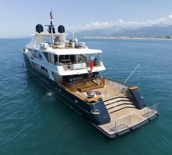 Extended Aft Deck And Swim Platorm