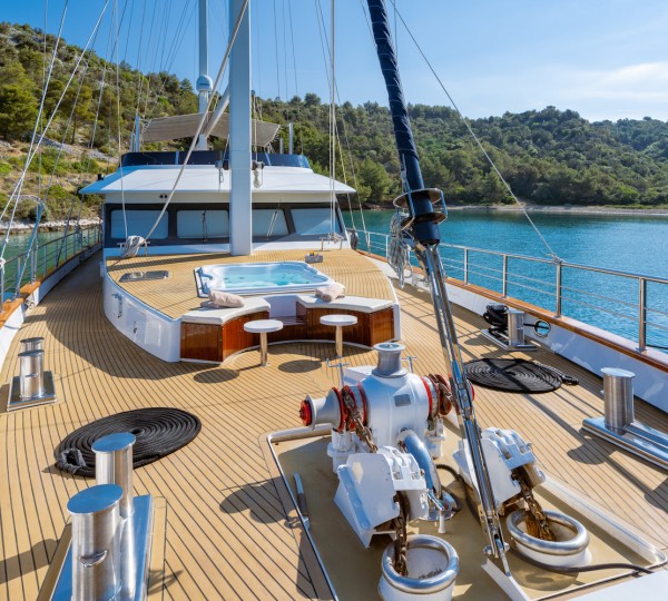 Foredeck With Jacuzzi