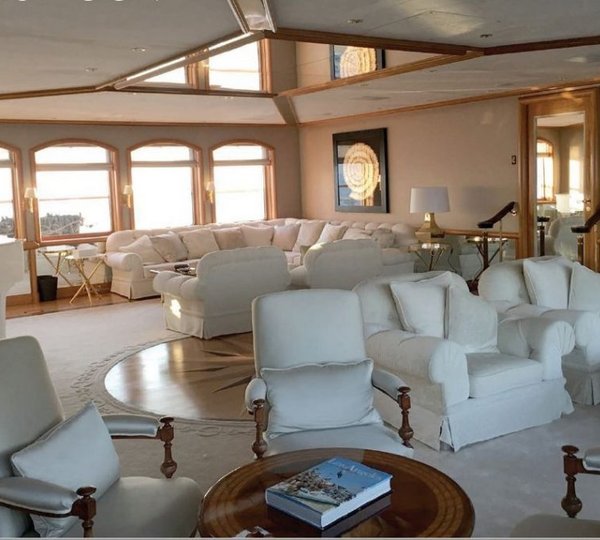 Grand Piano Saloon And Lounging Area