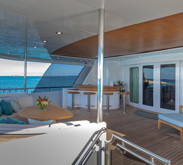 Main Deck Aft Seating And Bar