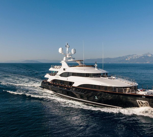 Motor Yacht CHECKMATE Cruising