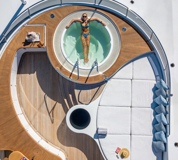 Sun Deck - Jacuzzi, Bar And Sun Pads