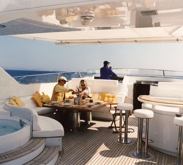Sundeck With Jacuzzi And Bar