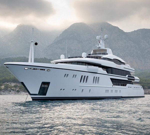 Superyacht IRIMARI