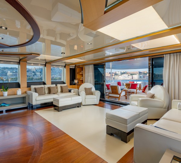 Upper Saloon And Aft Seating